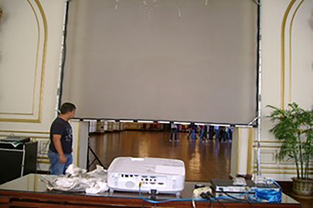 alquiler de pantallas gigantes y proyector multimedia alquiler de pantallas gigantes y proyector multimedia